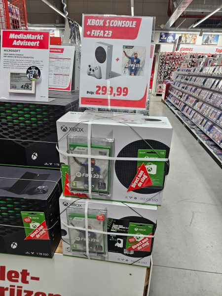 A large retail chain offers to buy a console without an Xbox Series S drive with a FIFA 23 disc