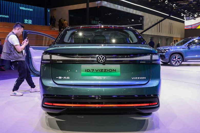 «Электрический Passat» — Volkswagen ID. 7 — получил крышу SkyView, ID OS 2.0 и новую систему помощи при вождении 3.0