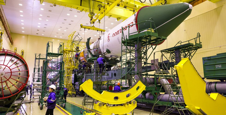 На Байконуре полностью собрали ракету для отправки грузового корабля «Прогресс МС-25»
