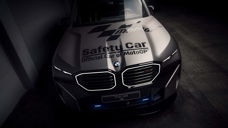 Представлена новая версия самого мощного серийного BMW с мигалками и огнетушителем