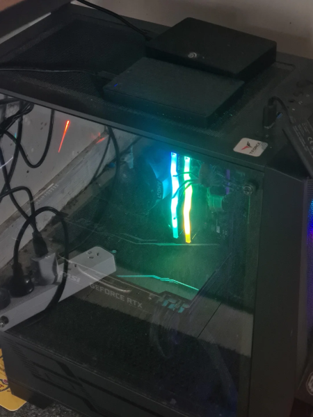 A gamer discovered a giant spider in his PC. They suggested kicking him out by running Cyberpunk 2077 with tracing and warming up the PC