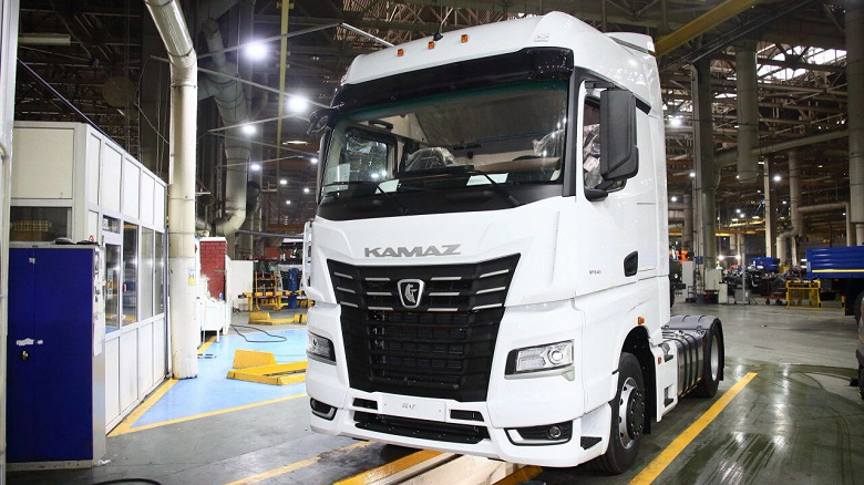 КамАЗ даст бой заполонившим рынок «китайцам». В 2024 году КамАЗ увеличит производство флагманских грузовиков К5 в три раза