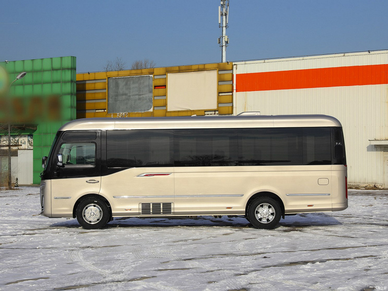 Китайцы представили замену очень популярному в КНР Toyota Coaster. Hongqi Guoyue получил 3,0-литровый мотор и три версии: бизнес, люкс и флагманскую