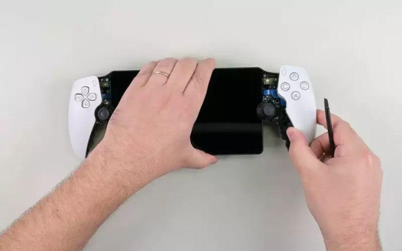 Let&#39;s look at the disassembly of the PlayStation Portal. Eliminating analog stick drift is much easier than with the DualSense