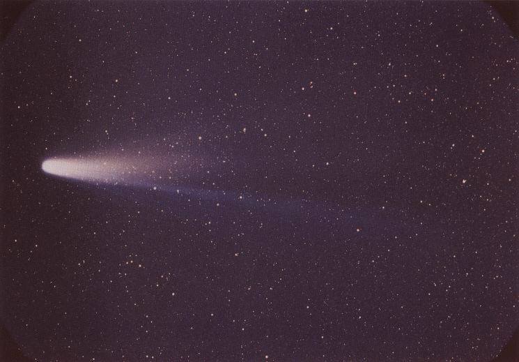 Старинная знаменитость комета Галлея приближается к самой удалённой точке от Солнца
