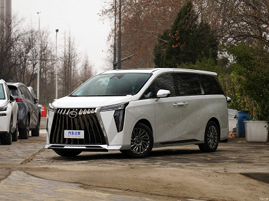 Заменитель Toyota Alphard — не менее комфортный, но в три раза дешевле. Представлен GAC Trumpchi M8 Grandmaster Pioneer Edition: 251 л.с. и 8-ступенчатый «автомат»