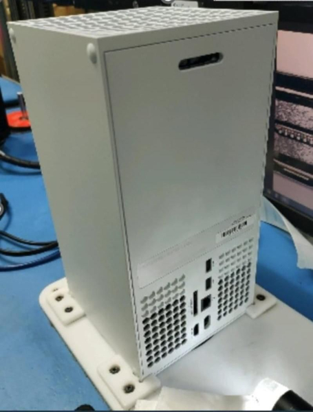 Images of Xbox Series X appearing without optical drive