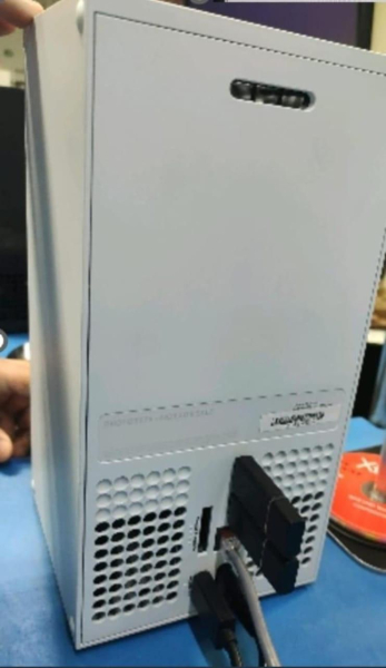 Images of Xbox Series X appearing without optical drive