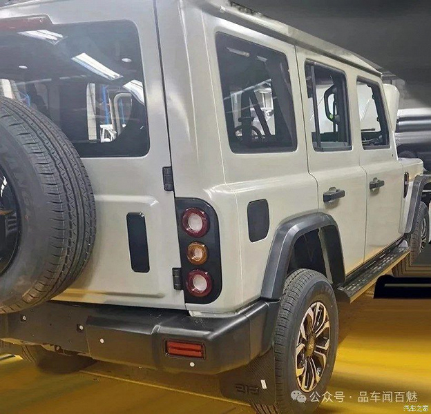 «Китайский УАЗ» BAIC BJ212 полностью избавился от советских корней, получил мотор Mitsubishi и стал похожим на Land Rover Defender. Живые фото машины