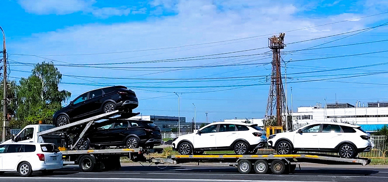 «С конвейера машины сходят регулярно». АвтоВАЗ не прекращал выпускать Lada Vesta в топовых комплектациях